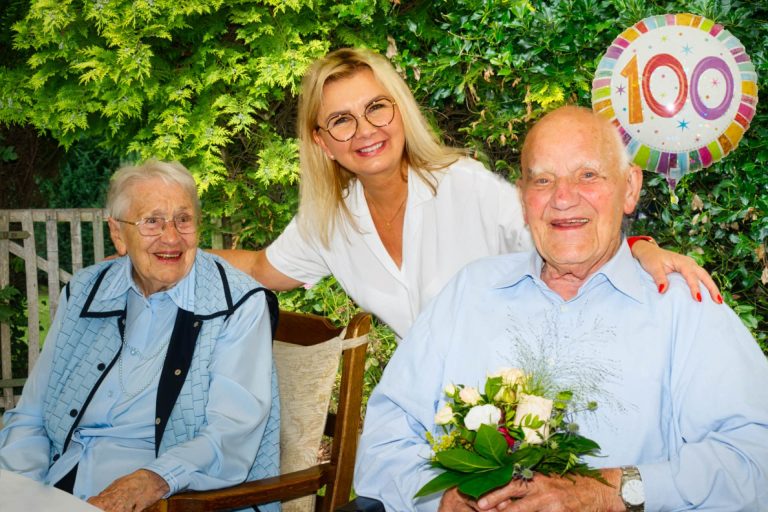 100 jähriger Geburtstag von Bürgermeister Ahrens mit Ehefrau - Pflegeagentur Senioren Anker Bremerhaven