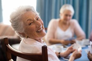 Seniorin beim Kartenspiel