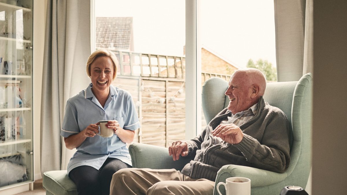 Pflegekräft unbezahlbar? Senior beim Cafetrinken