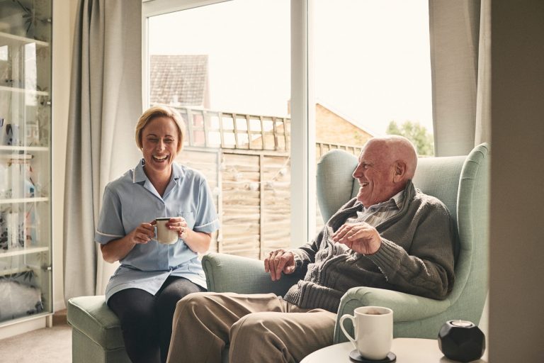 Pflegekräft unbezahlbar? Senior beim Cafetrinken