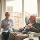 Pflegekräft unbezahlbar? Senior beim Cafetrinken